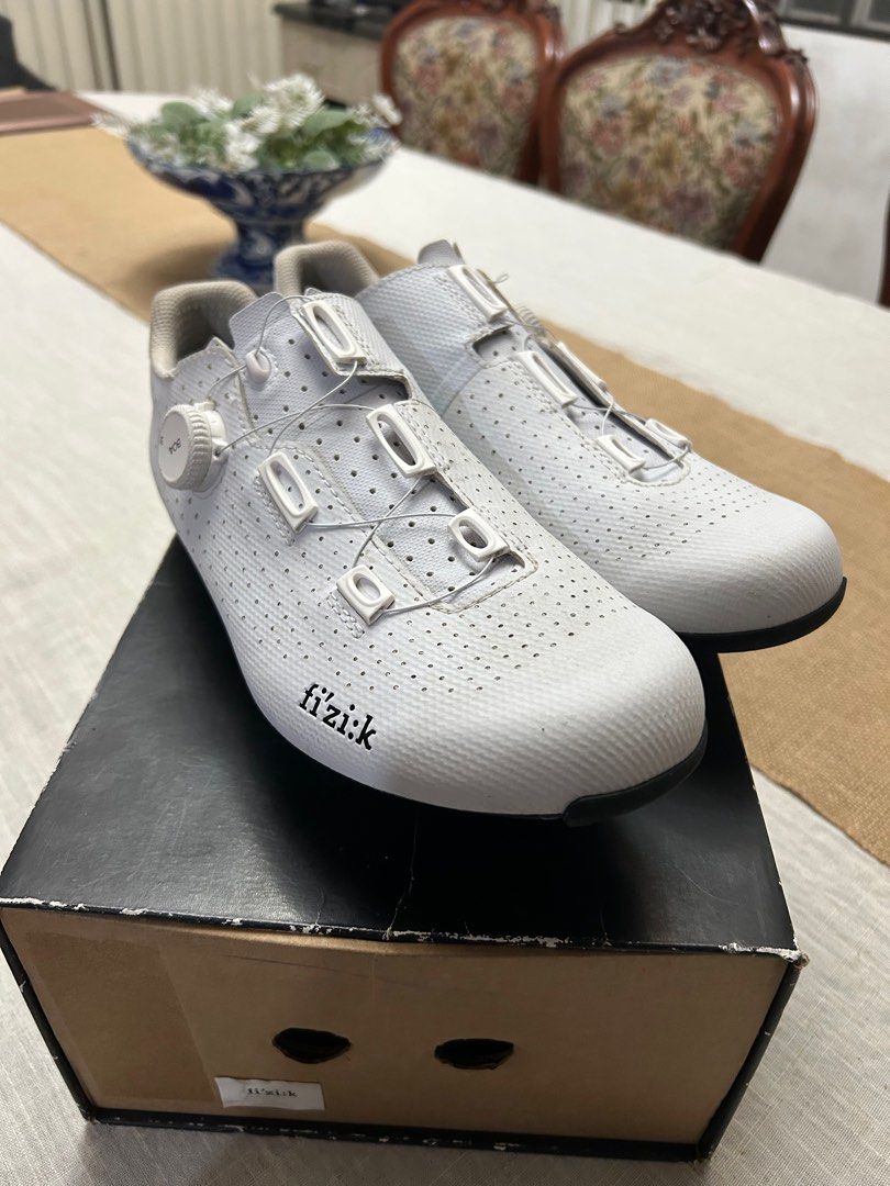 Fizik Tempo Decos Carbon (Category: Bicycles) located in Angeles City. Submitted by csengson (Listing ID 1358687343, Image 1). Description: Fizik Tempo Decos Carbon Sz 43 Bought for $300 selling low for only 8000 In very good condition. No issue other than scratches on the sole. Rfs: Wrong size Negotiable Open for trade (PNS, Race shoes) Offer up! PM me!.