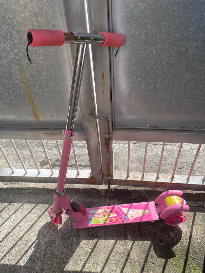 Foldable Scooter for kids 3 wheels (Category: Skates, Rollerblades & Scooters) located in Bacoor. Submitted by kariorbeta (Listing ID 1358555315, Image 1). Description: Folding scooter 3wheels See photo sa flaws Free helmet and gears Negotiable .