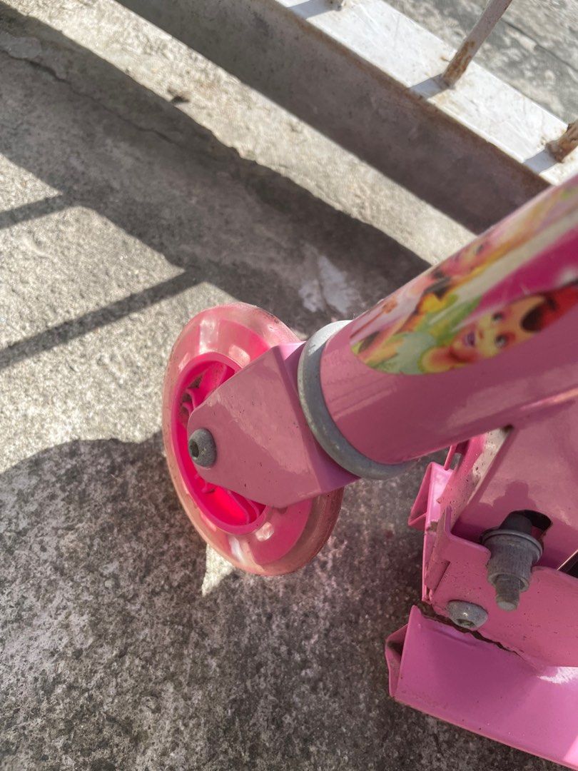 Foldable Scooter for kids 3 wheels (Category: Skates, Rollerblades & Scooters) located in Bacoor. Submitted by kariorbeta (Listing ID 1358555315, Image 2). Description: Folding scooter 3wheels See photo sa flaws Free helmet and gears Negotiable .