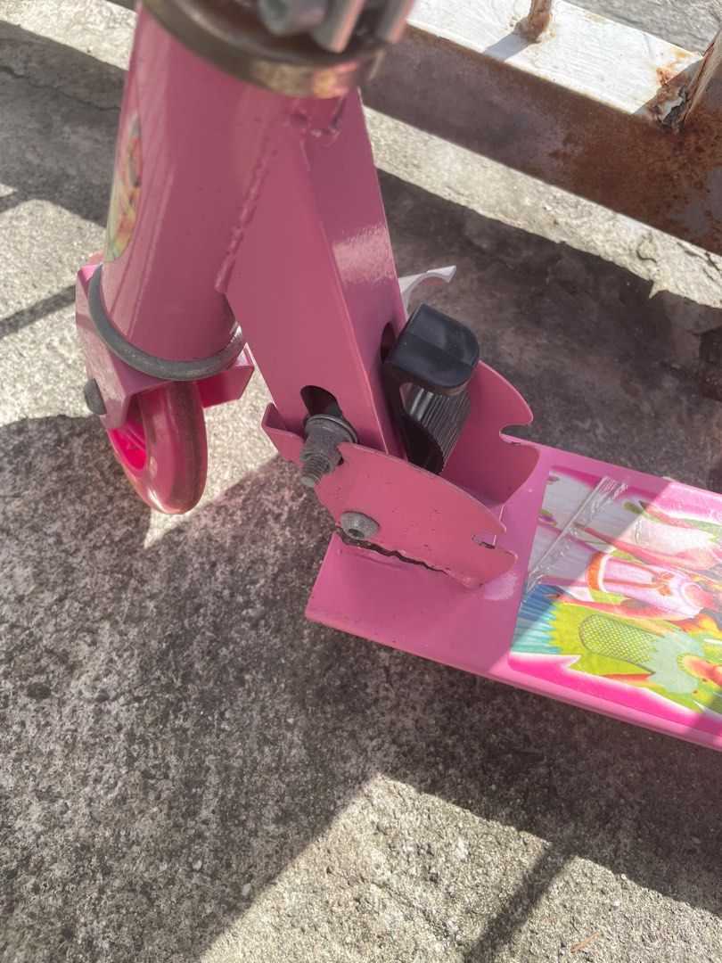 Foldable Scooter for kids 3 wheels (Category: Skates, Rollerblades & Scooters) located in Bacoor. Submitted by kariorbeta (Listing ID 1358555315, Image 3). Description: Folding scooter 3wheels See photo sa flaws Free helmet and gears Negotiable .