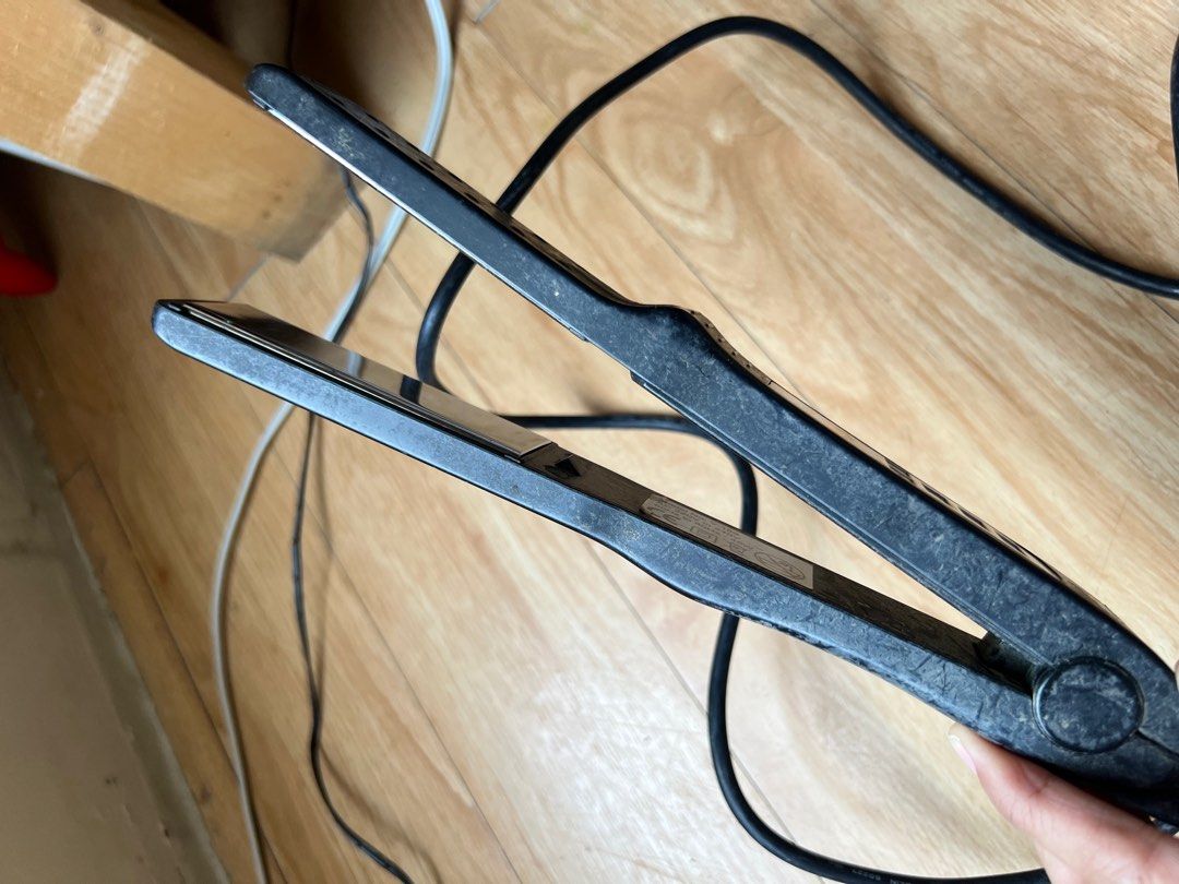 Hair Straightening Iron (Category: Hair) located in Paranaque City. Submitted by sierra21 (Listing ID 1358577528, Image 2). Description: Used, in good condition. Ung skin lang nya medyo luma na Pero ung init nya goods na goods pa..