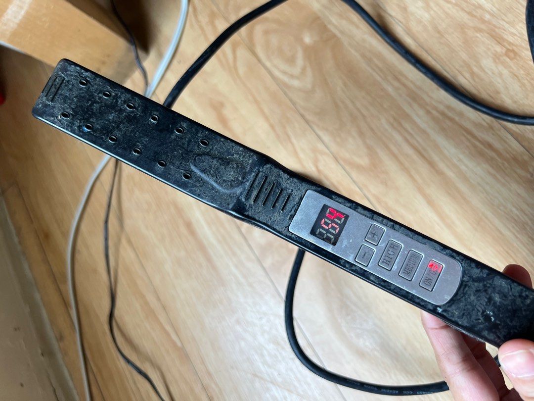 Hair Straightening Iron (Category: Hair) located in Paranaque City. Submitted by sierra21 (Listing ID 1358577528, Image 1). Description: Used, in good condition. Ung skin lang nya medyo luma na Pero ung init nya goods na goods pa..