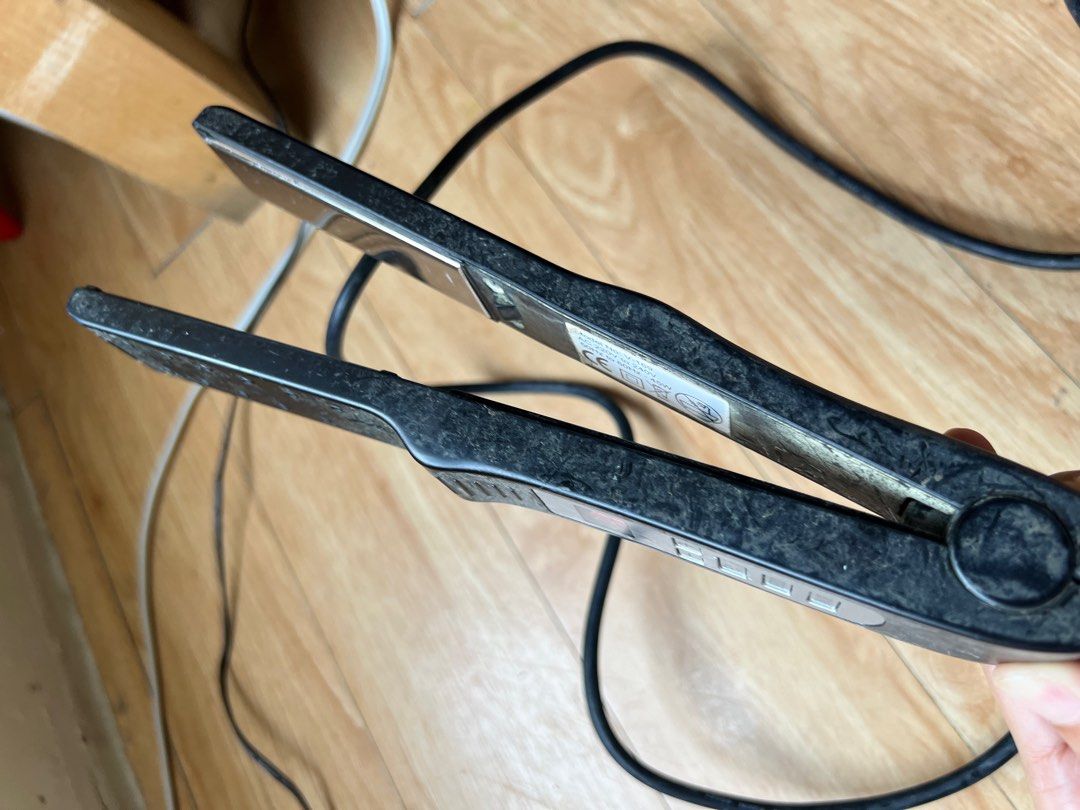 Hair Straightening Iron (Category: Hair) located in Paranaque City. Submitted by sierra21 (Listing ID 1358577528, Image 3). Description: Used, in good condition. Ung skin lang nya medyo luma na Pero ung init nya goods na goods pa..