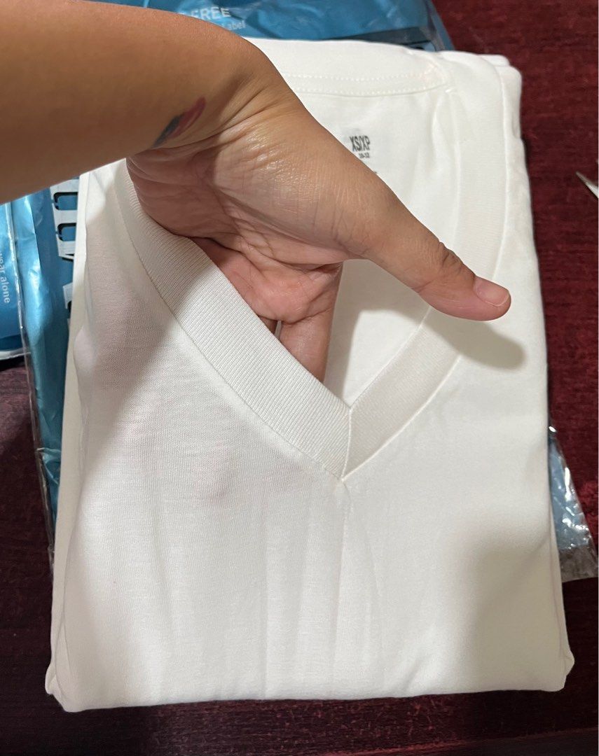 Hanes V-Neck shirt XS (Category: Shirts) located in Gapan. Submitted by anitsirc19 (Listing ID 1358563205, Image 2). Description: ❗️Bought from L*zad* store for 399 ❗️ComfortSoft ❗️XS RFS: Wrong size ordered 😅 .