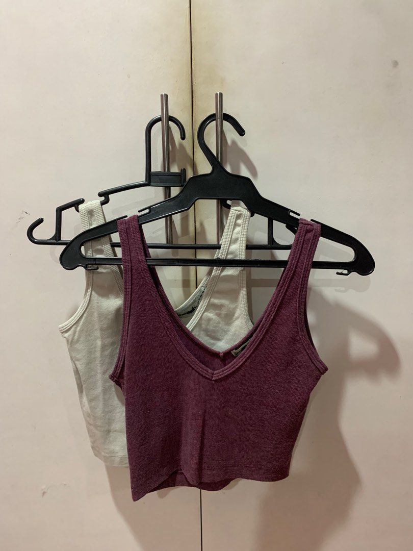 HQ BUNDLE Crop Top Sleeveless Maroon Light Blue (Category: Sleeveless) located in Quezon City. Submitted by arttstuff (Listing ID 1358710666, Image 2). Description: selling these overruns as a bundle for ₱250 🫶 the light blue one is L while the maroon one is M but they both only fit small frames (XS-S).