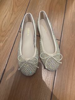 (Category: ) located in . Submitted by destashingmycloset (Listing ID 1358599050, Image 1). Description: .