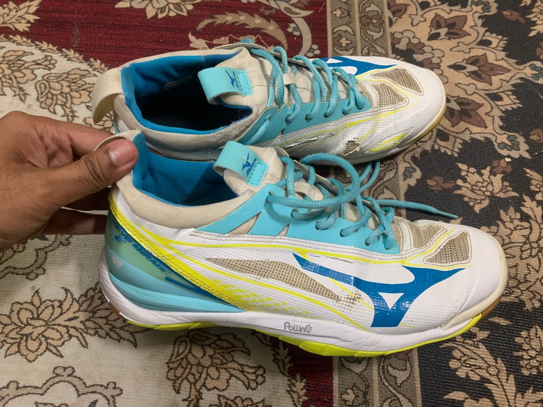 kasut badminton mizuno