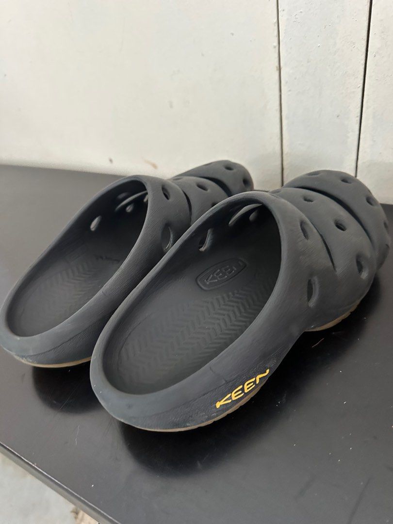 Keen Yogui (Category: Flipflops and Slides) located in Singapore. Submitted by mengapamasihlagiku (Listing ID 1358555740, Image 1). Description: Selling Keen Yogui size Us 8.