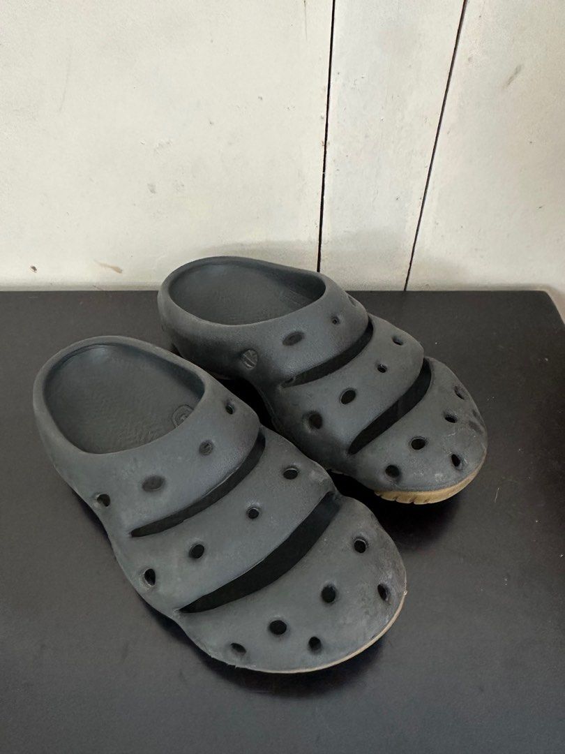 Keen Yogui (Category: Flipflops and Slides) located in Singapore. Submitted by mengapamasihlagiku (Listing ID 1358555740, Image 2). Description: Selling Keen Yogui size Us 8.