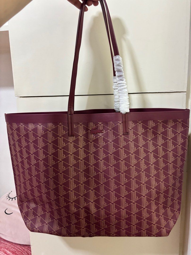 Lacoste Zely Tote Medium (Category: Luxury Bags & Wallets) located in Paranaque City. Submitted by crysizzl (Listing ID 1358703133, Image 2). Description: Used 2-3x to the mall :) Gifted to me! Comes with paperbag, dustbag & the tags .