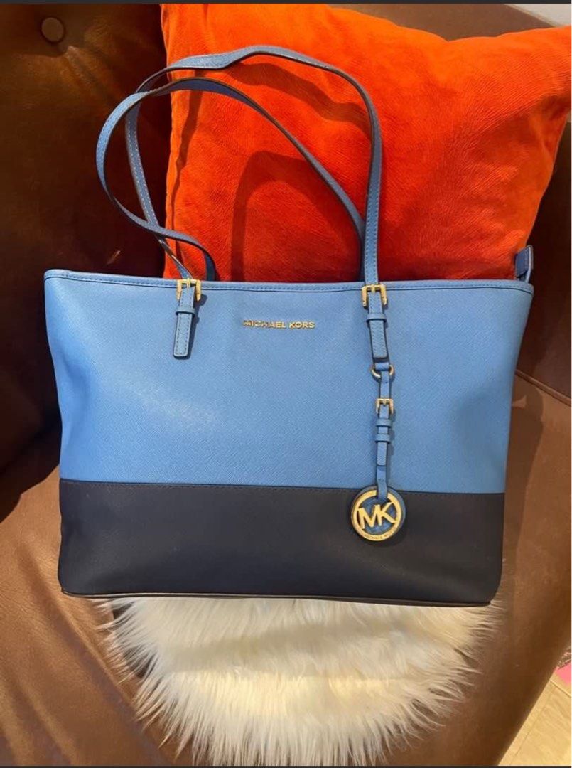 Michael Kors Jet Set Two Tone Saffiano Leather (Category: Luxury Bags & Wallets) located in Pasig City. Submitted by kat136vil (Listing ID 1358643707, Image 3). Description: Michael Kors Jet Set Two Tone Saffiano Leather Authentic (gifted) Used but not abused with minimal penmarks.