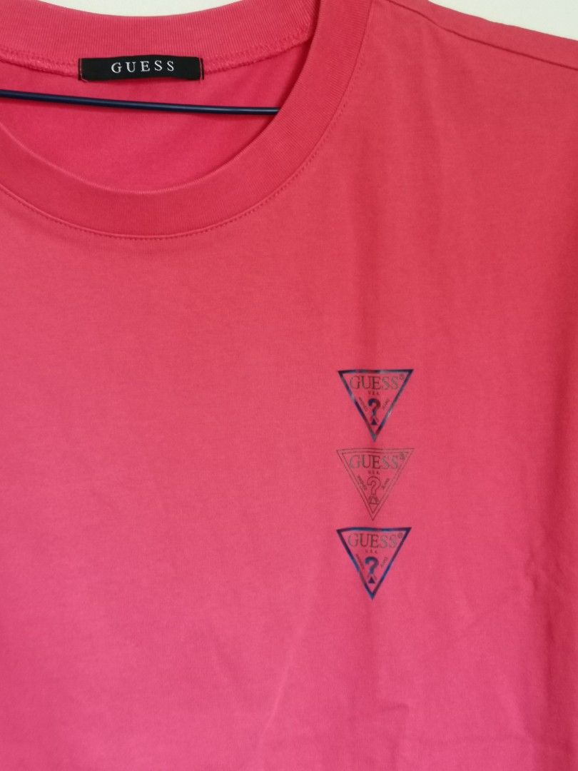 Original Guess Men's T-shirt (Category: Tshirts & Polo Shirts ) located in San Pablo. Submitted by somariaj (Listing ID 1358609155, Image 3). Description: Original Guess Men's T-shirt Reflectorized print 21x28 Issue: see last photo; print craking at the back.
