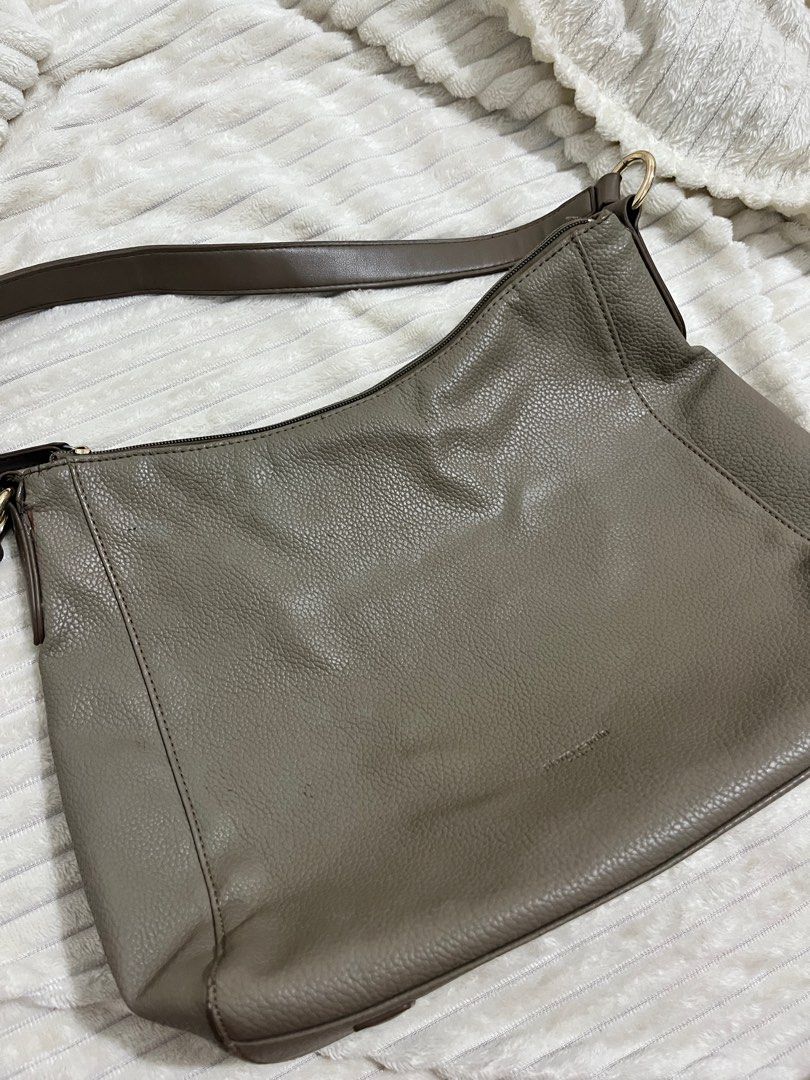 Pierre Cardin leather hobo bag (Category: Shoulder Bags) located in Caloocan City. Submitted by enic99 (Listing ID 1358661206, Image 2). Description: Need cleaning Minimal signs of usage.