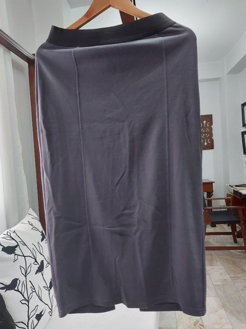 Preloved Kashieca skirt - sz M (Category: Skirts) located in Paranaque City. Submitted by preloved.reloved.ph (Listing ID 1358619051, Image 1). Description: Size: M Price: 150php + shipping fee MOP: GCash (preferred), Bank transfer/deposit (BDO/Metrobank) For delivery (Grab/Lalamove/JRS) or Pickup (scheduled; Taguig/Paranaque) Since this is a preloved item, please expect some signs of wear. Some flaws may not be noticed by seller. There may be sl