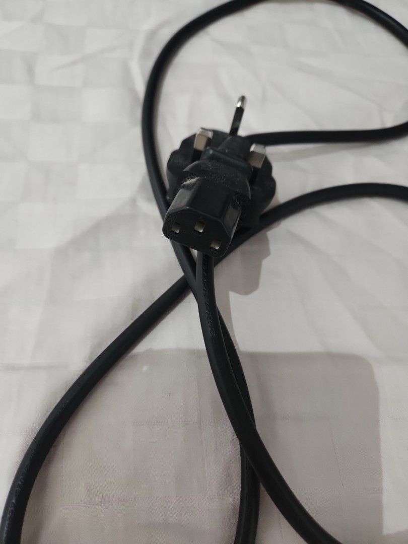 Printer cable (Category: Printers, Scanners & Copiers) located in Singapore. Submitted by worldof88 (Listing ID 1358649943, Image 1). Description: printer spoilt...so no use for the cable..