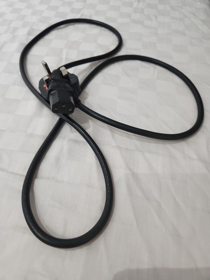 Printer cable (Category: Printers, Scanners & Copiers) located in Singapore. Submitted by worldof88 (Listing ID 1358649943, Image 2). Description: printer spoilt...so no use for the cable..