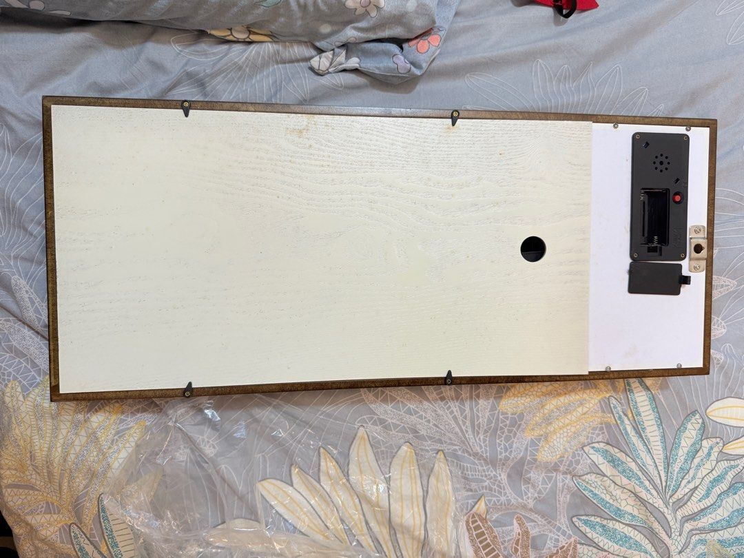 Wall Clock (Category: Clocks) located in Singapore. Submitted by ashrufathi (Listing ID 1358600372, Image 3). Description: Brand new Wall Clock Battery Operated .