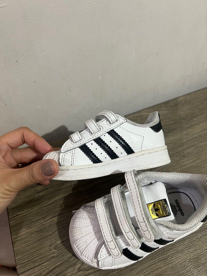 Adiddas for kids (Category: Babies & Kids Fashion) located in Makati City. Submitted by mabz21 (Listing ID 1358926441, Image 2). Description: RFS: naliitan na, di na ginagamit Good condition walang gasgas need lang iclean .