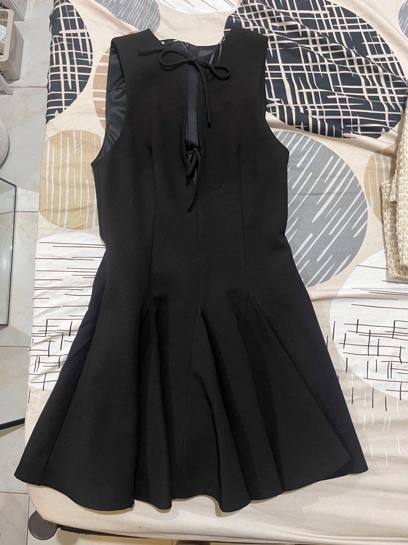 BNWT ZARA DRESS (Category: Dresses) located in San Fernando. Submitted by yourdeclutterbuddy (Listing ID 1358748154, Image 2). Description: COMPLETE WITH PAPERBAG.