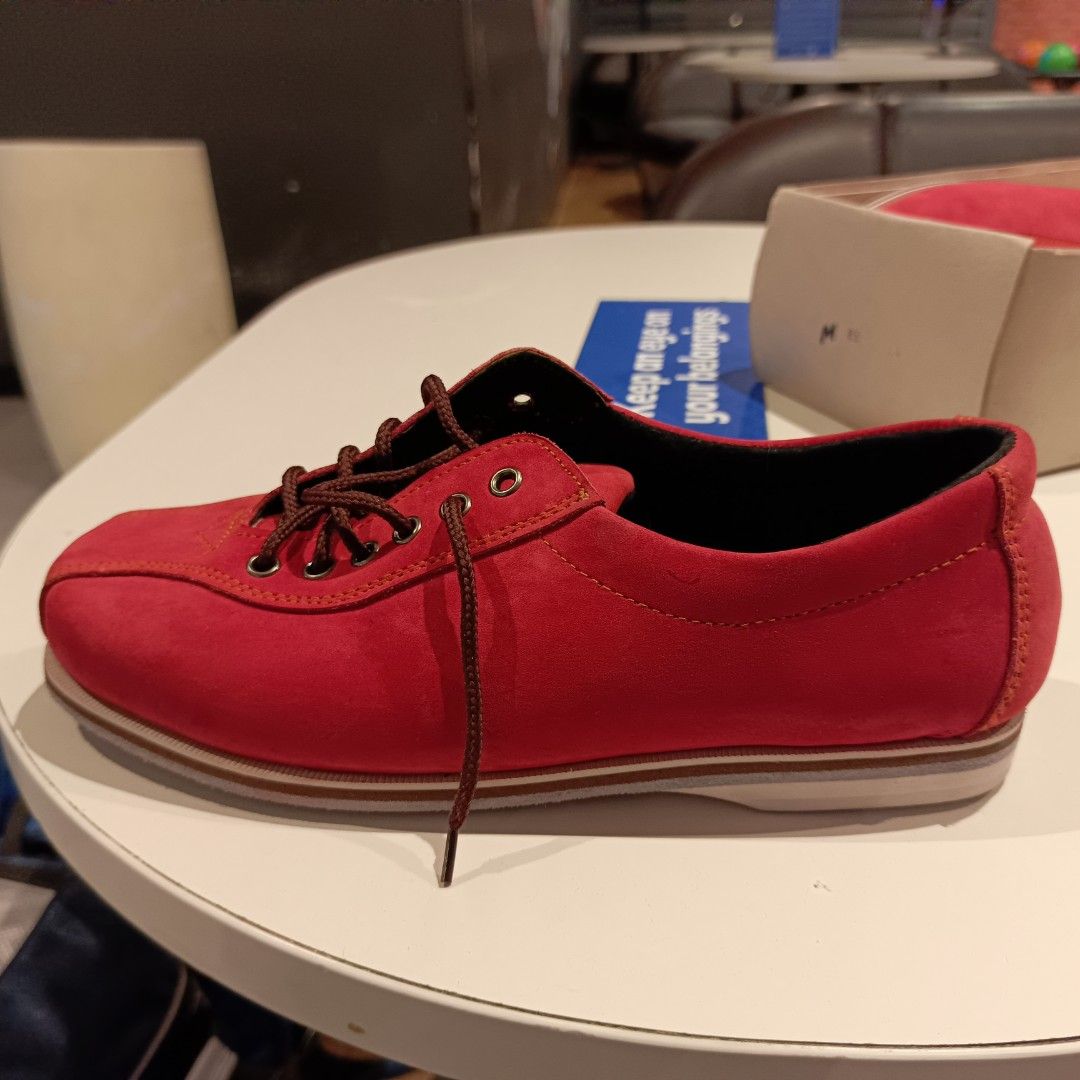 Bowling shoes Leather (Category: Billiards and Bowling) located in Quezon City. Submitted by kysler24 (Listing ID 1358756796, Image 3). Description: brand new Leather bowling shoes pm for sizes..