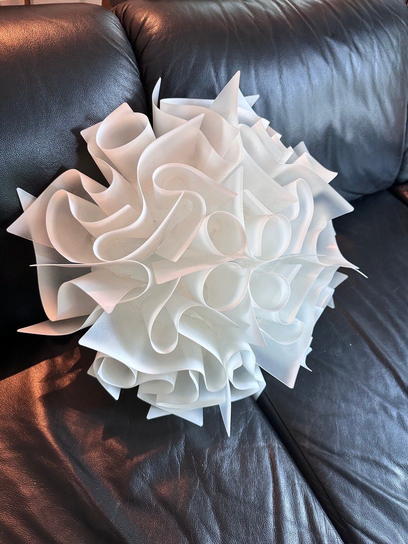 Ceiling Lighting (Category: Lighting) located in Singapore. Submitted by dindarg96282 (Listing ID 1358753479, Image 2). Description: Lighting for ghe ceiling, used at home..