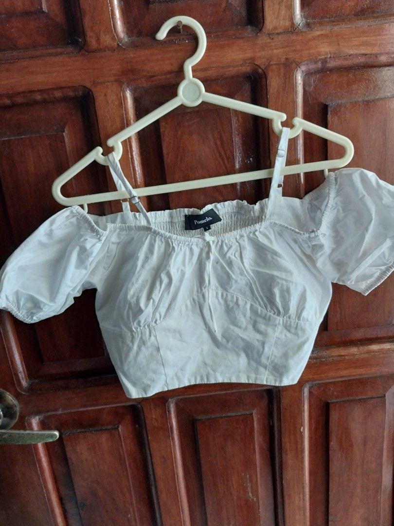 Crop top (Category: Blouses) located in Makati City. Submitted by imeea (Listing ID 1358762157, Image 1). Description: pomelo brand.white crop top.with minial stain but can b wash..