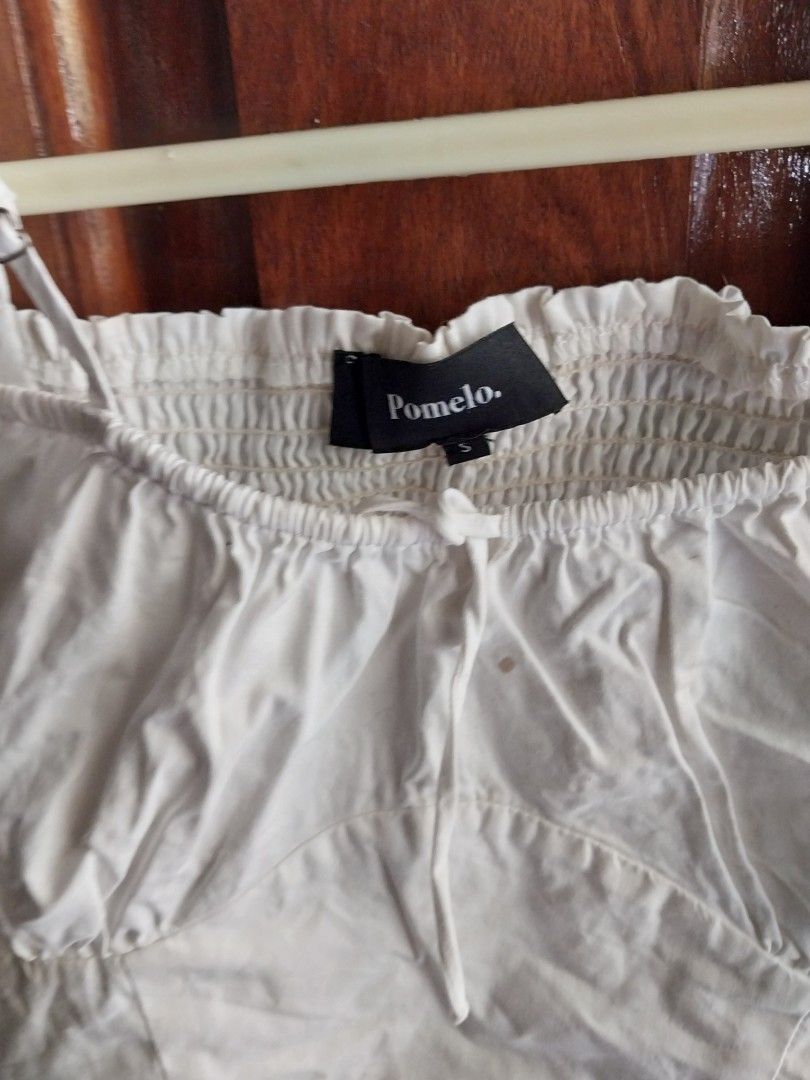 Crop top (Category: Blouses) located in Makati City. Submitted by imeea (Listing ID 1358762157, Image 2). Description: pomelo brand.white crop top.with minial stain but can b wash..
