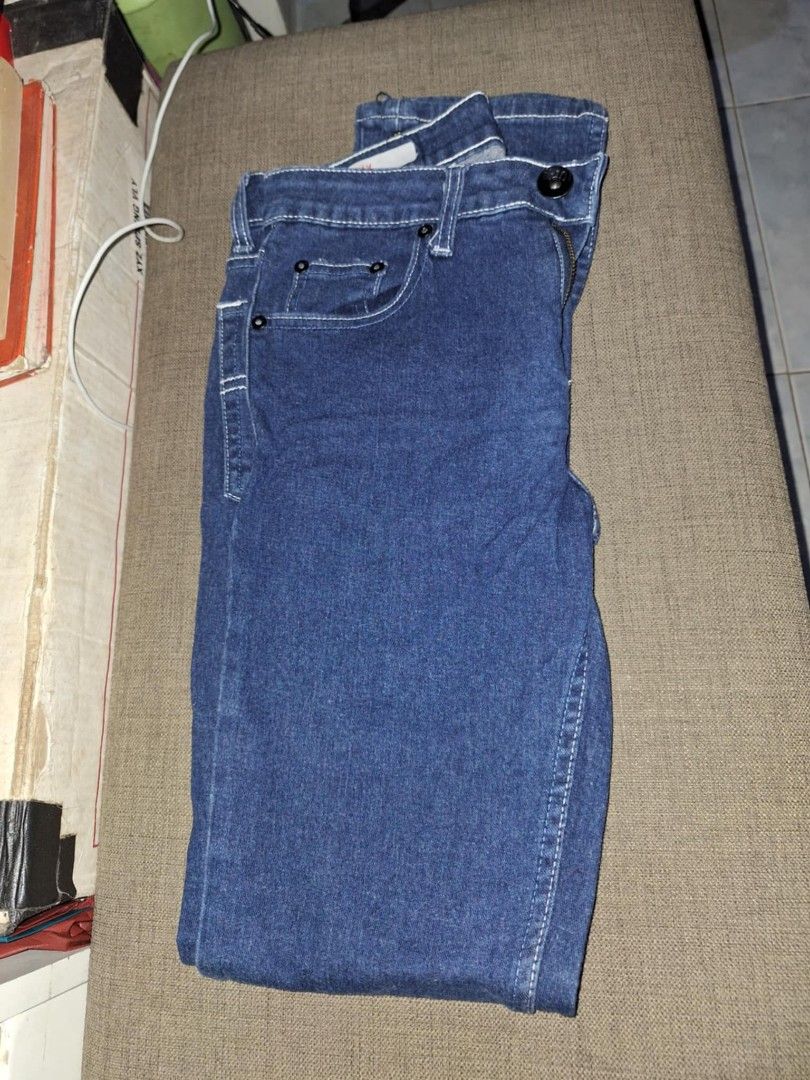 Folded& hung denim jeans! Nwot! @99 (Category: Jeans) located in Quezon City. Submitted by veegee1216 (Listing ID 1358846791, Image 1). Description: sz.24-25 all items has signs of usage, please manage your expectations! no majot flaw/s! actual photos posted! no when wear photos please! ** add shipping fee gcash payment or bank transfer is accepted! thank you for checking my items! ♡♡♡.