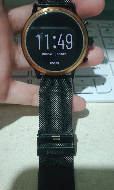Fossil Gen 5 Juliana HR (Category: Women's Watches) located in Makati City. Submitted by decluttering143 (Listing ID 1358899891, Image 3). Description: working in good condition no defects with original charging cable Works with iPhone and Android phone that can install Wear OS app with box.