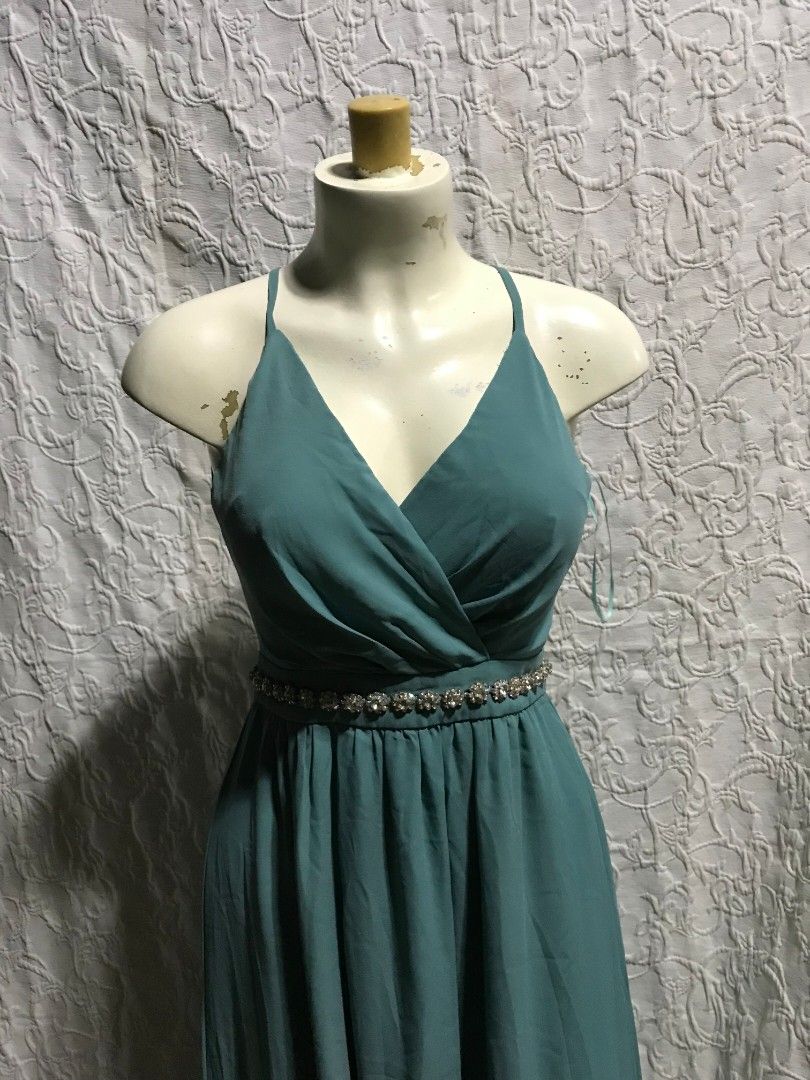 Green elegant sexy evening gown (Category: Dresses) located in Ajuy. Submitted by ellaoffrell5290 (Listing ID 1358865593, Image 3). Description: never used.