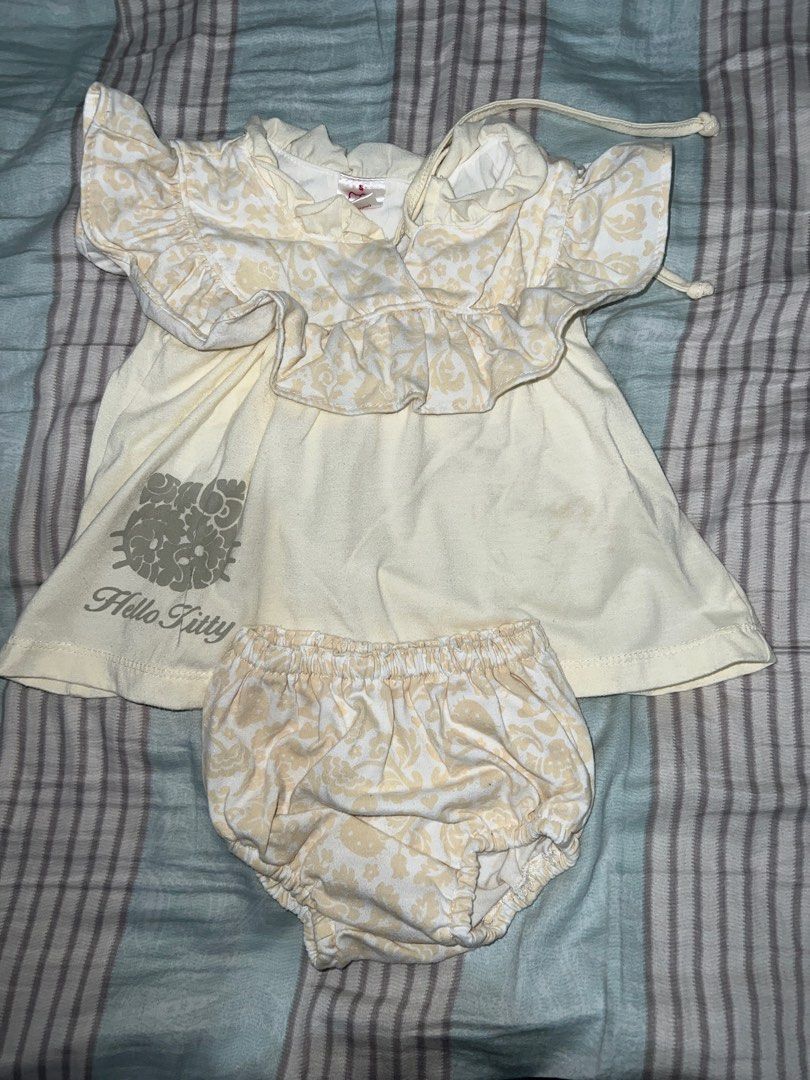 Hello kitty top and bloomer (Category: Babies & Kids Fashion) located in Mandaluyong City. Submitted by KryzzaM (Listing ID 1358847717, Image 1). Description: Small size, pwede sa 3mos to 9mos depende sa katawan ni baby if petite May mantsa pero hindi naman gano kahalata Sf co buyer. Every friday to sunday ang delivery via lalamove or j&t Location: Mandaluyong.