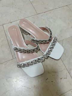 HUE sandals