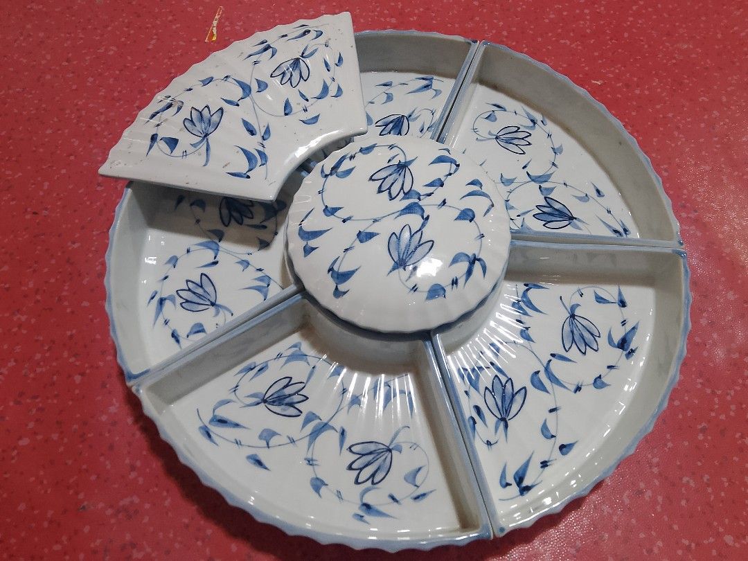 Lazy susan (Category: Other Kitchenware & Tableware) located in Quezon City. Submitted by roadtominimalistic (Listing ID 1358922018, Image 1). Description: complete Yung Ceramic Wala Yung rotating plate pero may nabibili Naman. Commonwealth Qc lalamove.