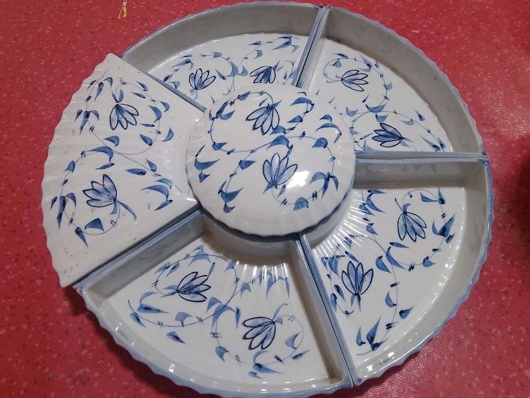 Lazy susan (Category: Other Kitchenware & Tableware) located in Quezon City. Submitted by roadtominimalistic (Listing ID 1358922018, Image 2). Description: complete Yung Ceramic Wala Yung rotating plate pero may nabibili Naman. Commonwealth Qc lalamove.