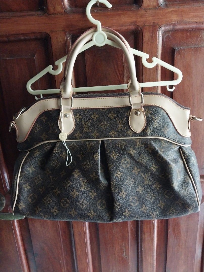 Louis vuitton (Category: Luxury Bags & Wallets) located in Makati City. Submitted by imeea (Listing ID 1358800332, Image 2). Description: preloved bag.gift from saudi.not sure of authenticity.