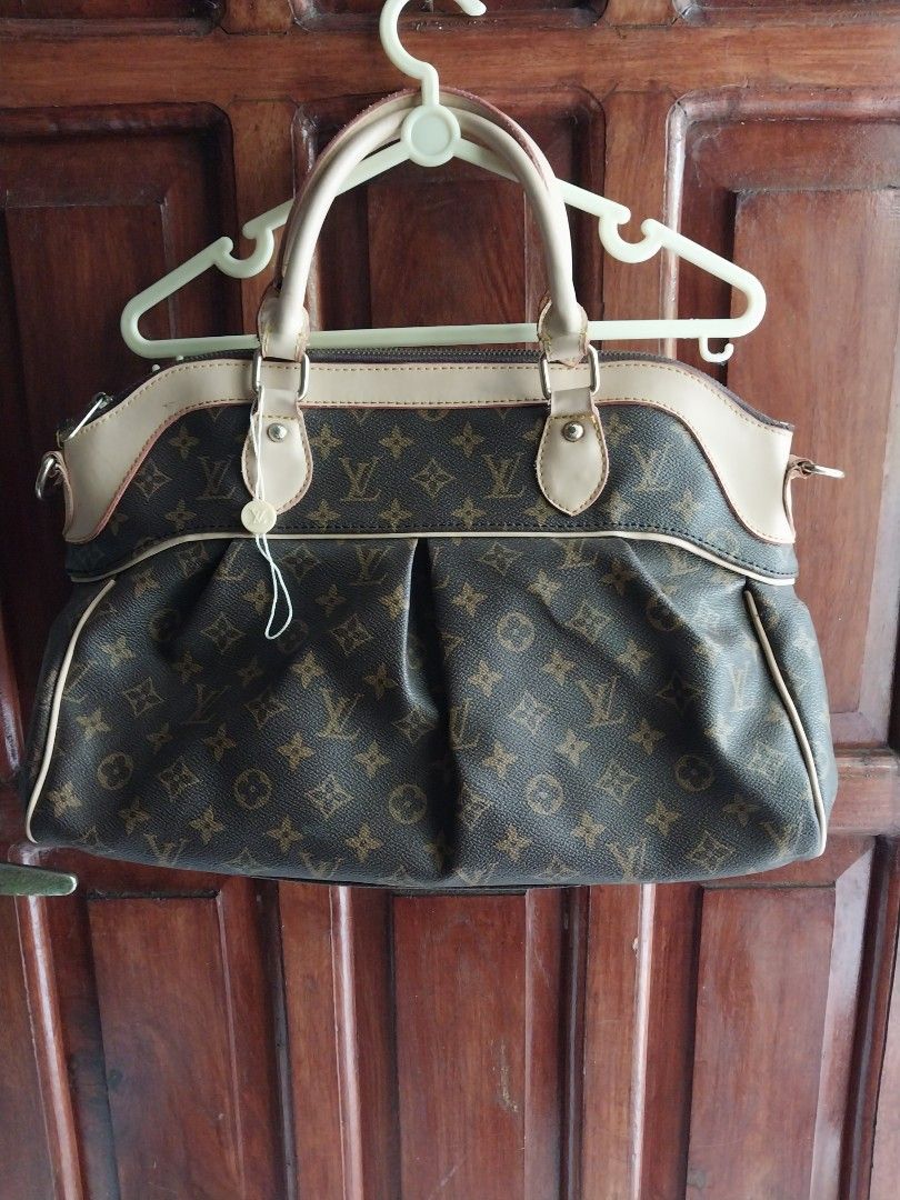 Louis vuitton (Category: Luxury Bags & Wallets) located in Makati City. Submitted by imeea (Listing ID 1358800332, Image 1). Description: preloved bag.gift from saudi.not sure of authenticity.