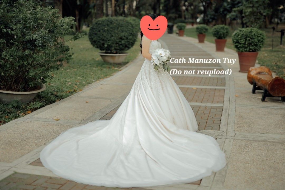MARK BRIDE'S MANILA WEDDING GOWN (Category: Evening dresses & gowns) located in Caloocan City. Submitted by manuzca (Listing ID 1358754803, Image 3). Description: Hi future brides! I'm letting go of my beautiful custom-made gown by Mark Bride's Manila. This was just used last Feb 9, 2025. It was designed to make an illusion that doesn't highlight my broad shoulders (that was my main concern kasi when we finalized the design). Original Price: 6X,X