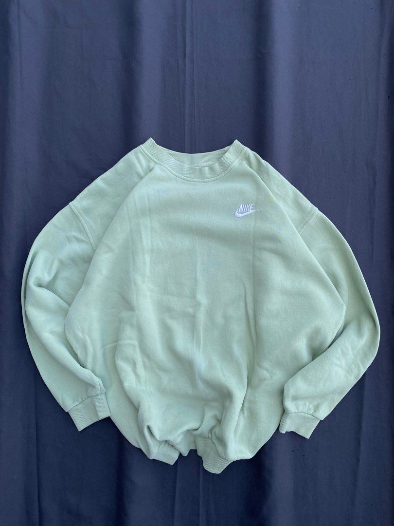 Nike Crewneck (Category: Coats, Jackets and Outerwear) located in General Trias. Submitted by tuffstuff13 (Listing ID 1358858909, Image 1). Description: L-27 W-23.5 XL on tag -Ganda nito sa personal, sobrang comfortable suotin -Sobrang linis -Soft Light Green Colorway (rare colorway) -Susuotin mo na lang -NO ISSUE, LIKE NEW CONDITION.