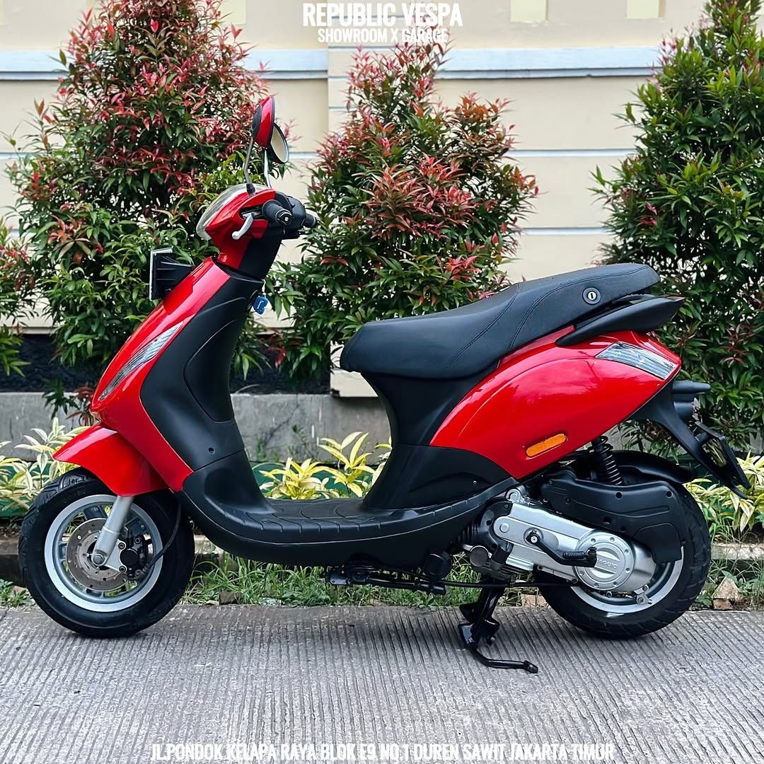 Piaggio ZIP 100cc TAHUN 2012 WARNA MERAH PERFECT Motor