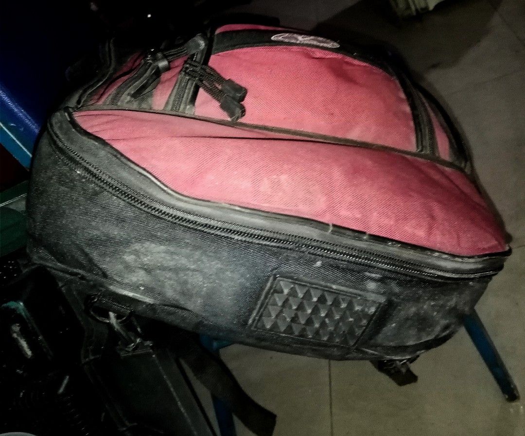 Preloved Electric Guitar Big Case (Category: Musical Instruments) located in Caloocan City. Submitted by all_antiques_preloved (Listing ID 1358824543, Image 3). Description: ☑️ We can offer discounts to all items when you order 3 or more.🎉❤️😄 ☑️ Tap on the photos to view full images of the item/s. ☑️ Sorry po sa alikabok nya at dumi😅 need po labhan ito. ☑️ Malambot and okay pa po ang zipper nito and makapal po super yung foam nya. ☺️ Marami po