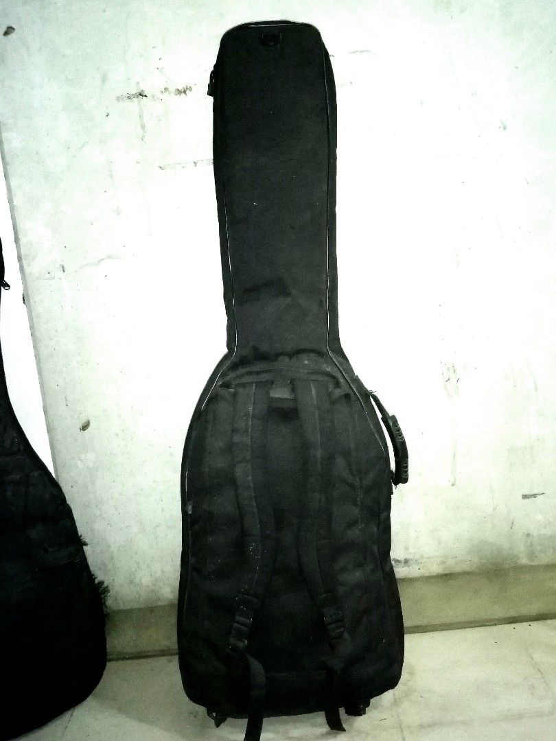 Preloved Electric Guitar Big Case (Category: Musical Instruments) located in Caloocan City. Submitted by all_antiques_preloved (Listing ID 1358824543, Image 2). Description: ☑️ We can offer discounts to all items when you order 3 or more.🎉❤️😄 ☑️ Tap on the photos to view full images of the item/s. ☑️ Sorry po sa alikabok nya at dumi😅 need po labhan ito. ☑️ Malambot and okay pa po ang zipper nito and makapal po super yung foam nya. ☺️ Marami po