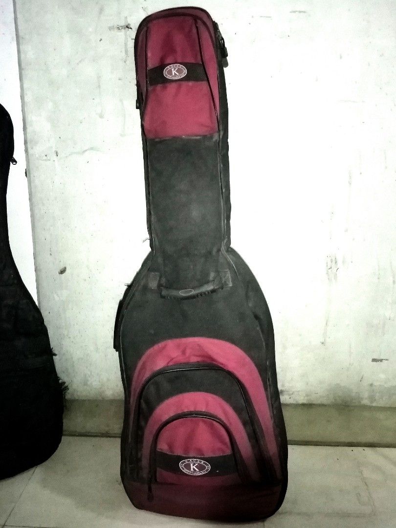 Preloved Electric Guitar Big Case (Category: Musical Instruments) located in Caloocan City. Submitted by all_antiques_preloved (Listing ID 1358824543, Image 1). Description: ☑️ We can offer discounts to all items when you order 3 or more.🎉❤️😄 ☑️ Tap on the photos to view full images of the item/s. ☑️ Sorry po sa alikabok nya at dumi😅 need po labhan ito. ☑️ Malambot and okay pa po ang zipper nito and makapal po super yung foam nya. ☺️ Marami po