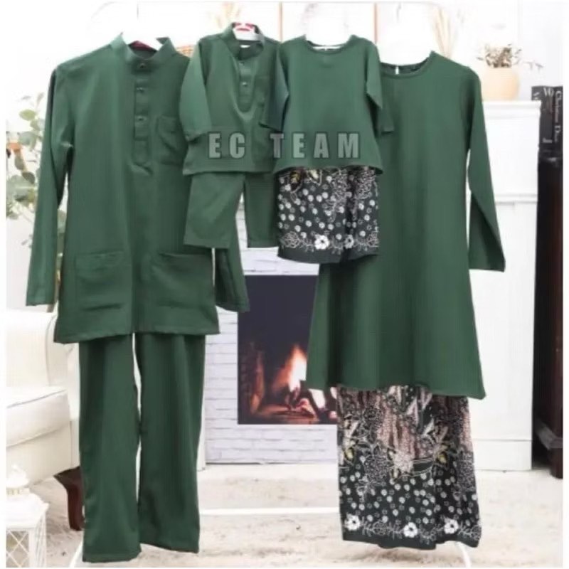 Baju Raya Display Rack Raya Family Set 2025, Women's Fashion, Muslimah Fashion, Baju Kurung ...