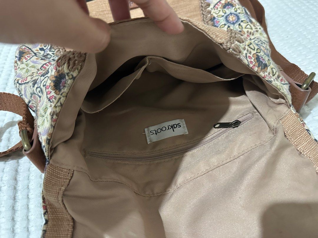 Sakroots Canvas Cross Body Bag (Category: Cross-body Bags) located in Quezon City. Submitted by n0406 (Listing ID 1358898116, Image 3). Description: Sakroots Canvas Slingbag.