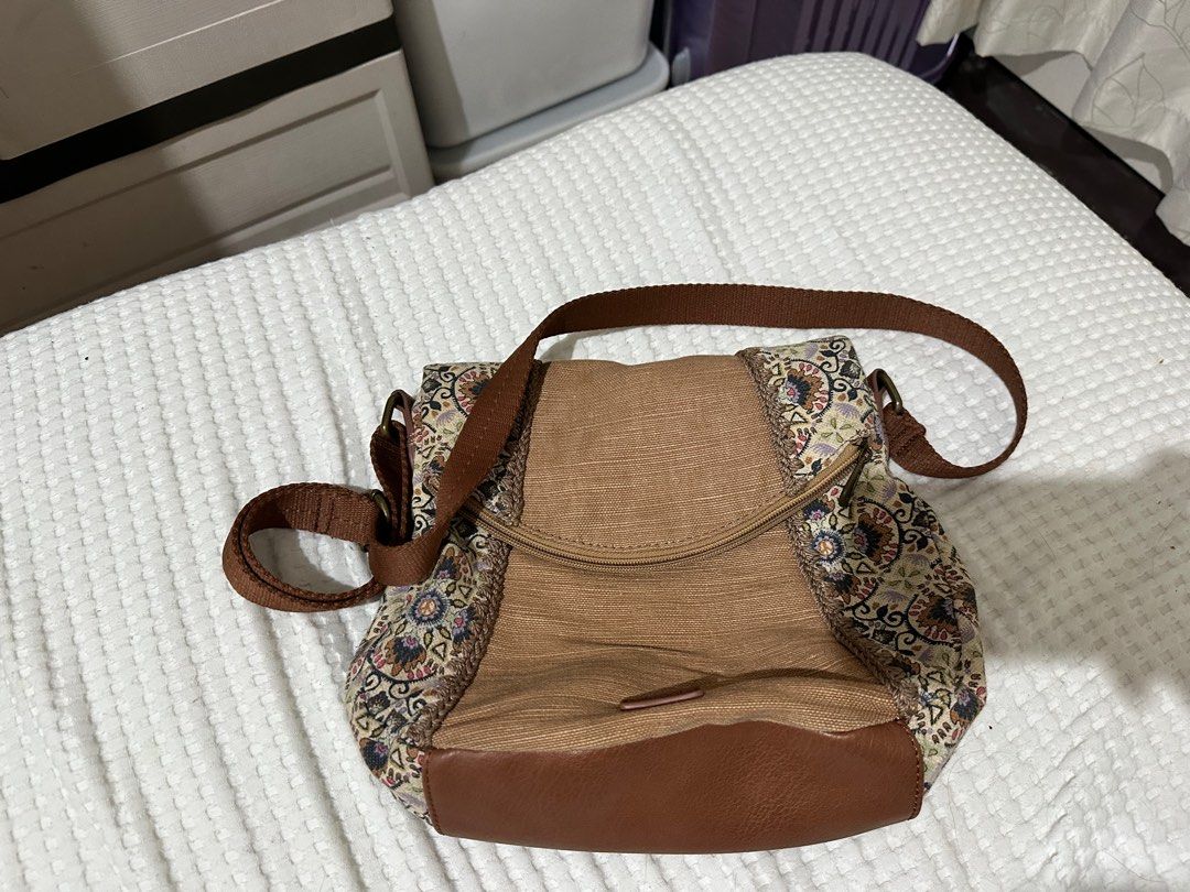 Sakroots Canvas Cross Body Bag (Category: Cross-body Bags) located in Quezon City. Submitted by n0406 (Listing ID 1358898116, Image 1). Description: Sakroots Canvas Slingbag.