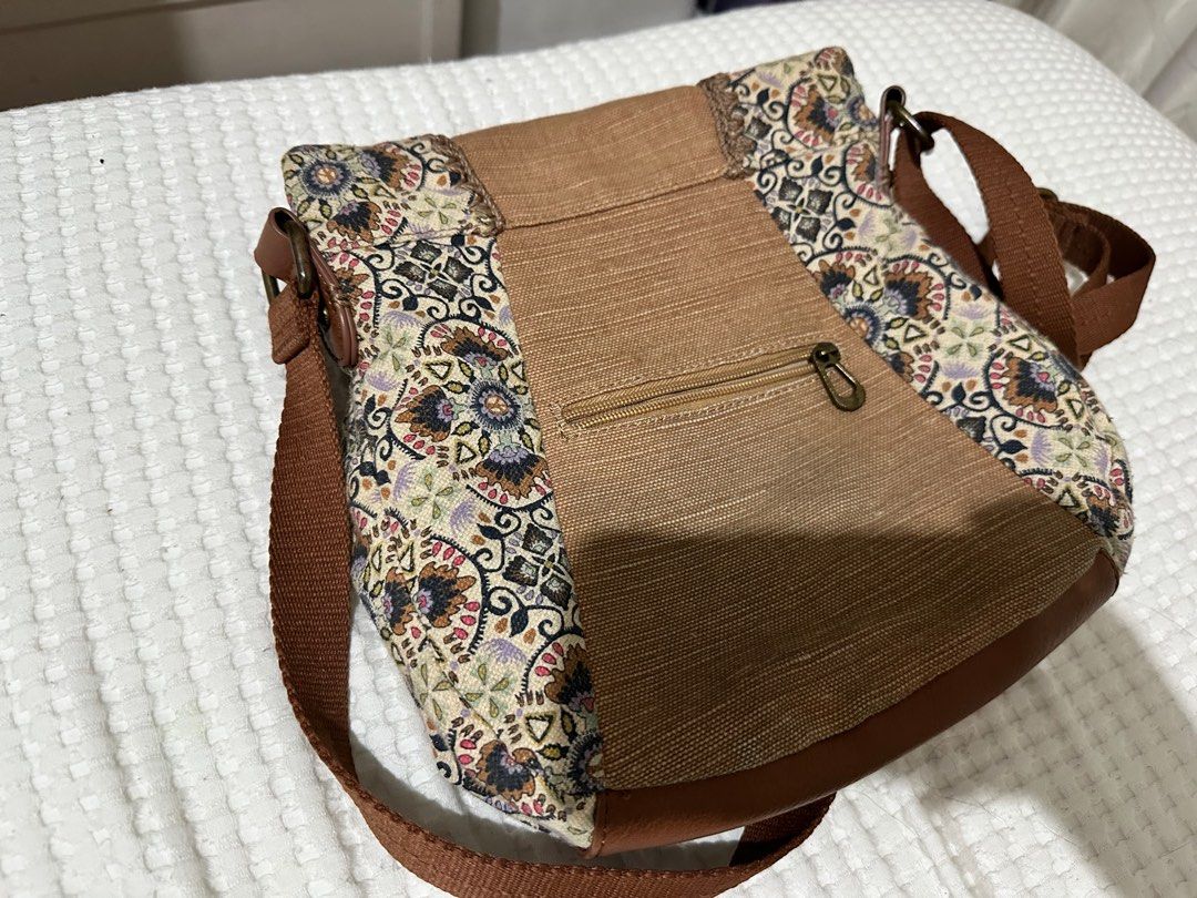 Sakroots Canvas Cross Body Bag (Category: Cross-body Bags) located in Quezon City. Submitted by n0406 (Listing ID 1358898116, Image 2). Description: Sakroots Canvas Slingbag.