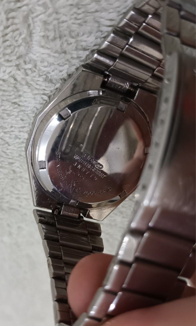Seiko 5 vintage watch (Category: Men's Watches) located in Quezon City. Submitted by fritz2 (Listing ID 1358738015, Image 3). Description: Original Seiko 5 vintage automatic watch. Good working condition. size 37mm case. fits 7in wrist. QC location..