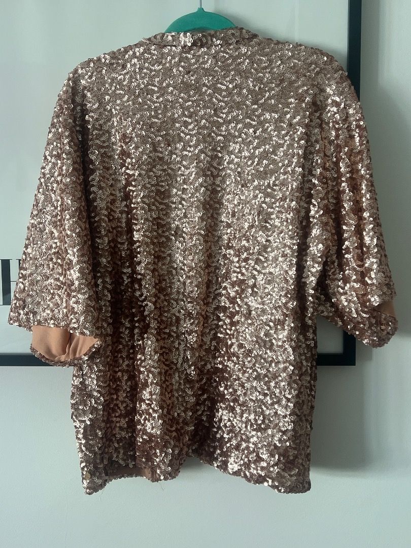 Sequin jacket (Category: Coats, Jackets and Outerwear) located in Singapore. Submitted by wildflowerhm19 (Listing ID 1358756124, Image 2). Description: Amazing sequin jacket Short sleeve Thick Looks amazing on the perfect festival addition Size is 12 Firetrap brand Bronze sequin .