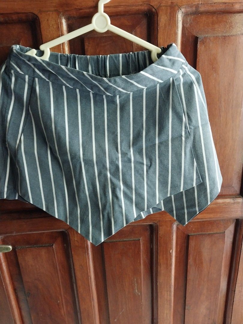 Shorts (Category: Shorts) located in Makati City. Submitted by imeea (Listing ID 1358761501, Image 3). Description: sold as set..