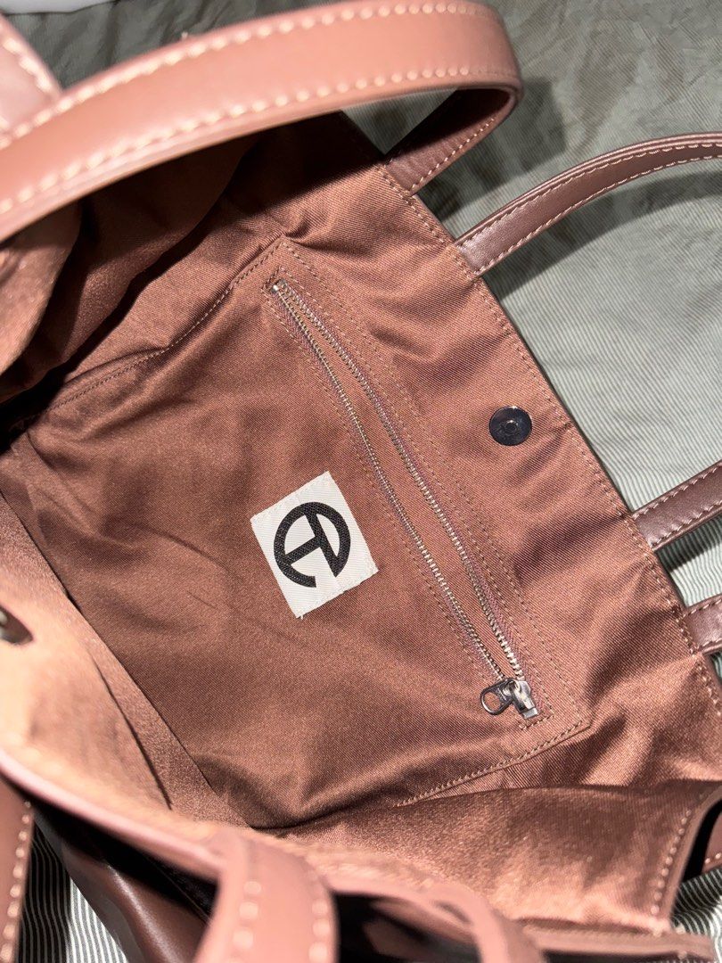 Telfar Shopping Bag Medium Chocolate Brown (Category: Luxury Bags & Wallets) located in Mandaluyong City. Submitted by sushih0pesells (Listing ID 1358889821, Image 2). Description: Telfar Shopping Bag Chocolate Brown Medium Bought for Php 14k+ from HBX Used less than 5x Initially selling for 8k! RFS: Decluttering. I don’t use this anymore..
